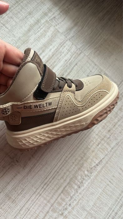 Продам детские ботинки