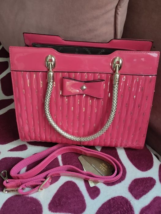 Сумки, манекены ног