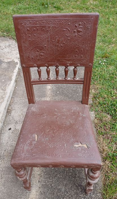Scaun din lemn masiv cu piele sculptată – vintage/rustic