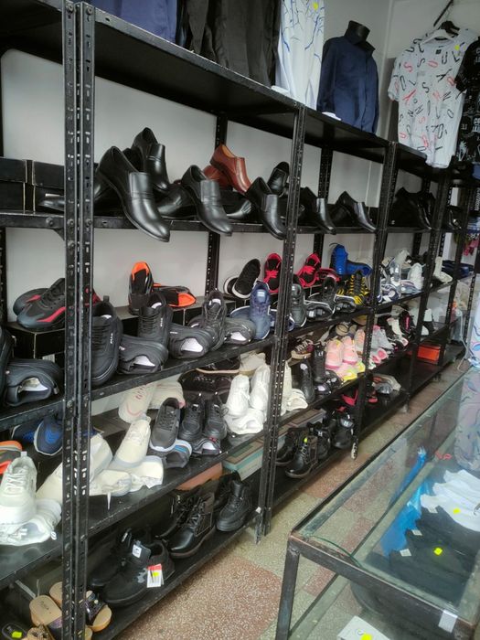 Rafturi și vitrine de vânzare