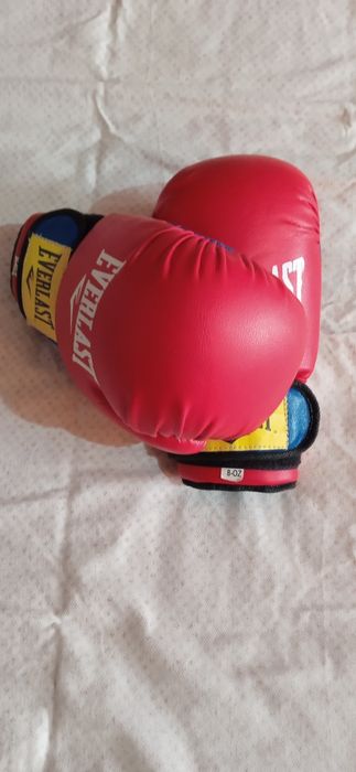 Продам боксерские перчатки 8-oz