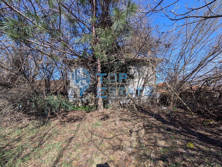 Парцел със стара двуетажна къща в село Ново село