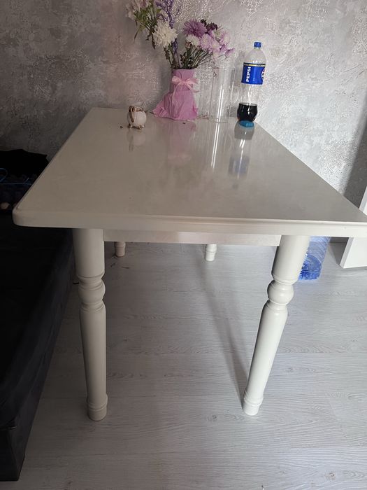 Стол и два стулья, стол примерно 1.200 х 50-60