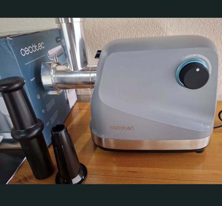 Crusher 1400 1360W електрическа месомелачка, с 1 нож и 3 режещи плочи.