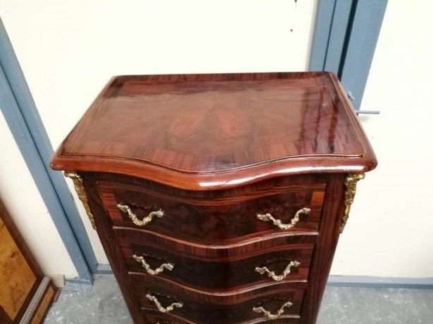 Superb săptămânal comodina in stil francez cu intarsii și elemente din