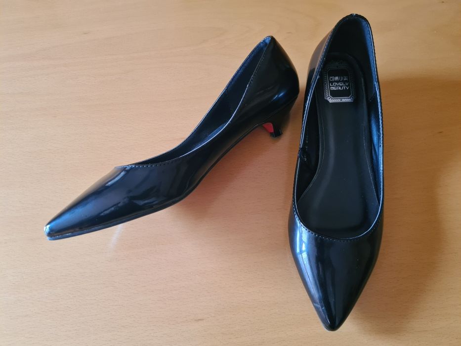 Дамски лачени обувки с ниски токчета