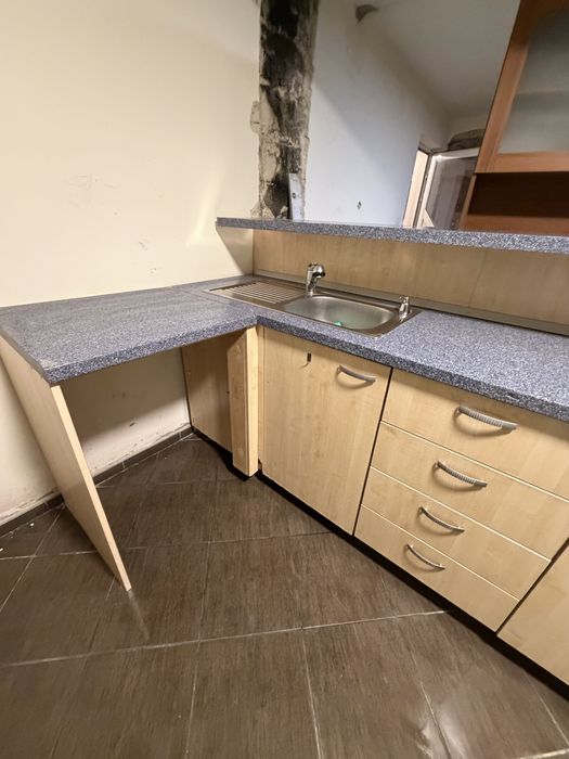 До 25.03.2026! Голяма кухня 267 на 137 см  с барплот, шкафове и мивка