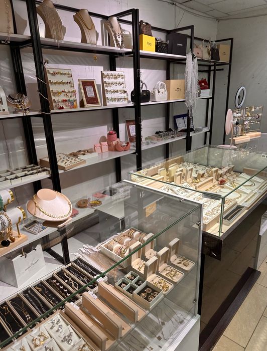 Витрины и стеллажи