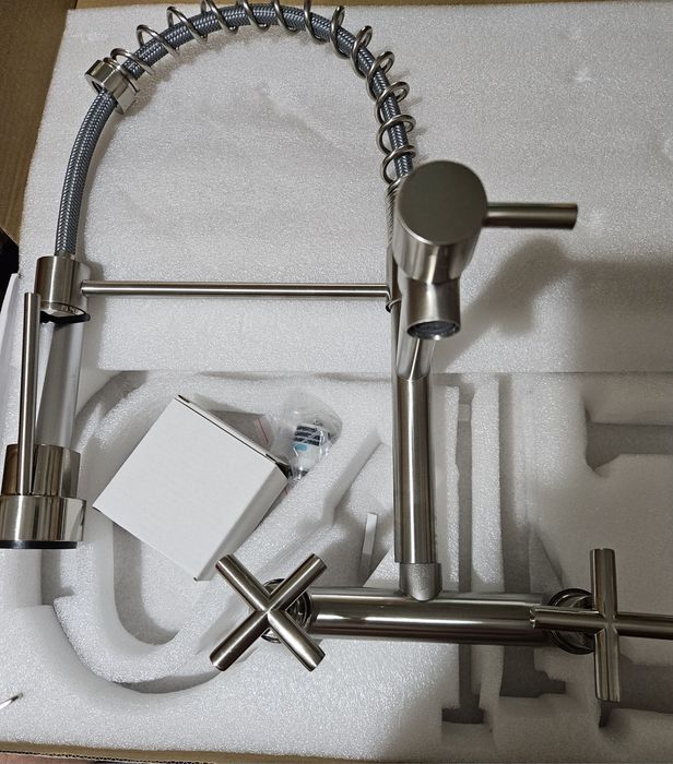 Baterie inox  pentru chiuveta de bucătărie – Model modern cu duș lateral pivotant și montare pe perete