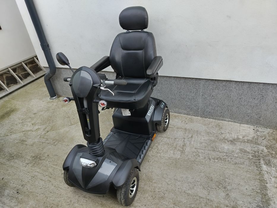 Cărucior scuter electric persoane cu dizabilități