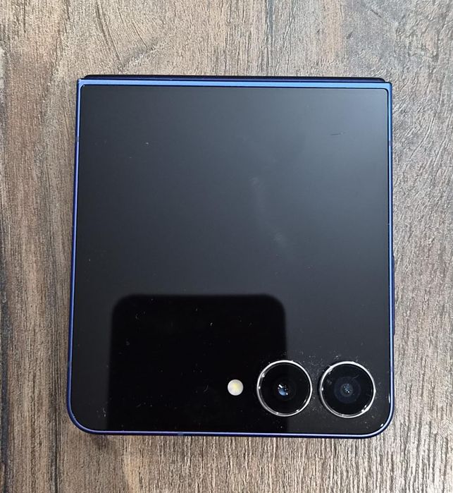 Samsung Galaxy Flip 7. Объем памяти 512 Гб.