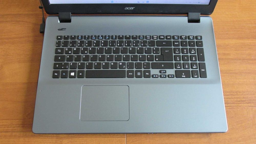 17.3 инча Acer с 8 GB DDR3 и SSD 240GB