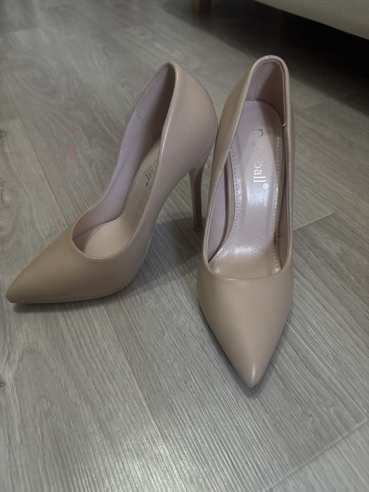 Продам туфли лодочки , на шпильке