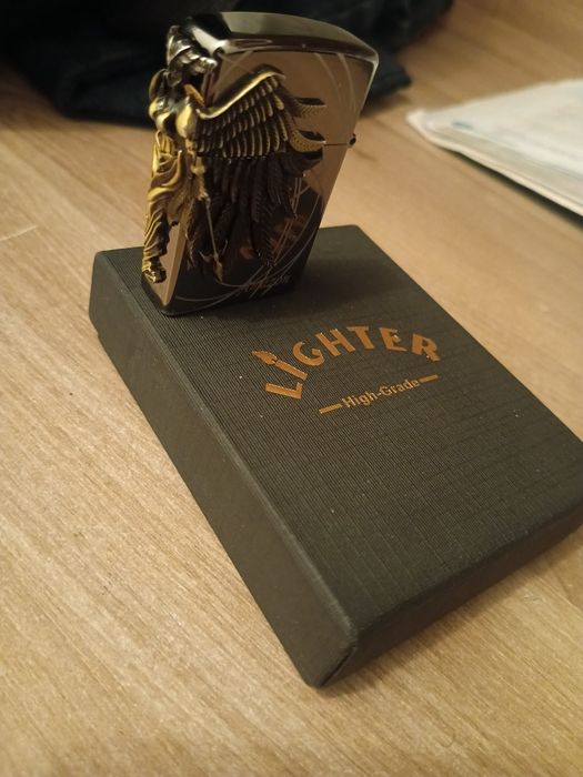 Крутая брутальная зажигалка