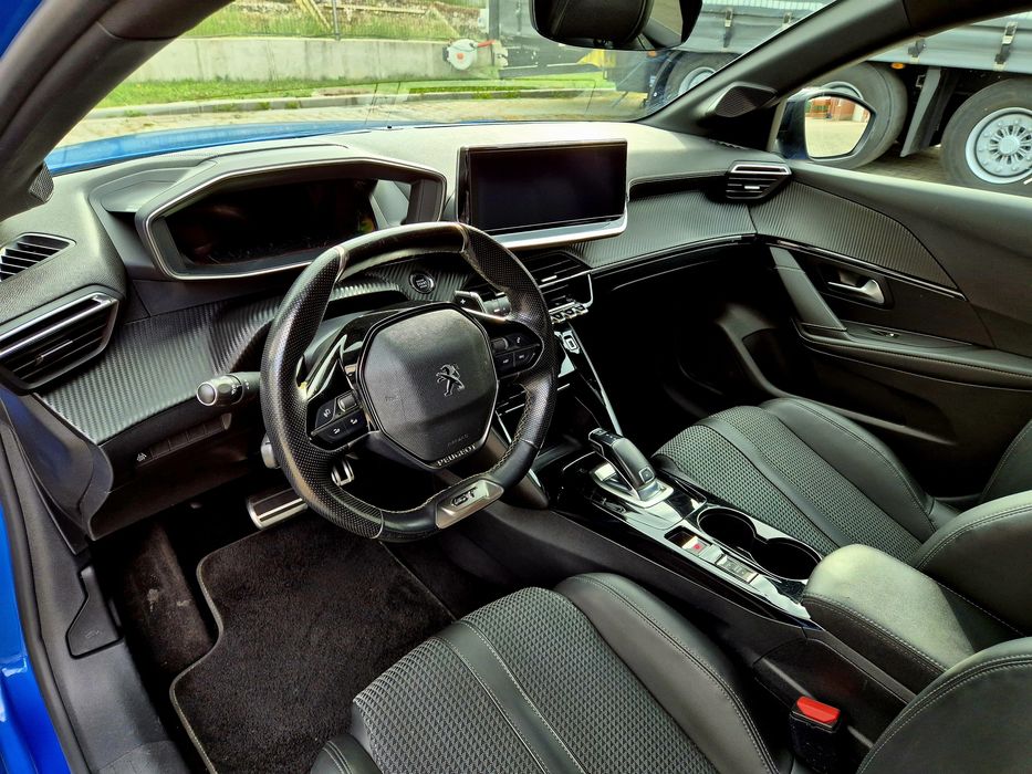 Peugeot 208 1.2i GT Line 101hp автомат