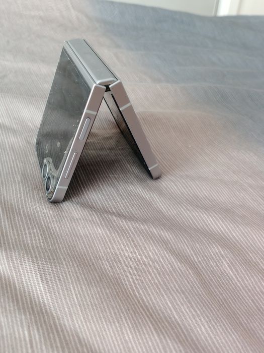 Samsung Z flip 6 12Gb/512 gb КАТО НОВ