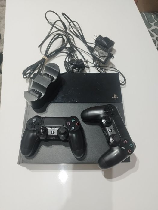 Продавам PlayStation 4 Slim - 500GB