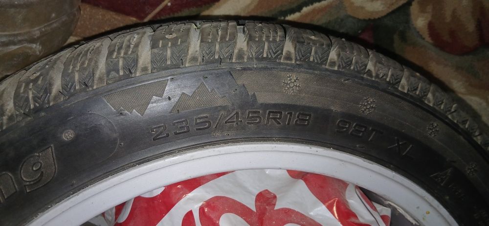Зимние шипованные шины  235/45r18.