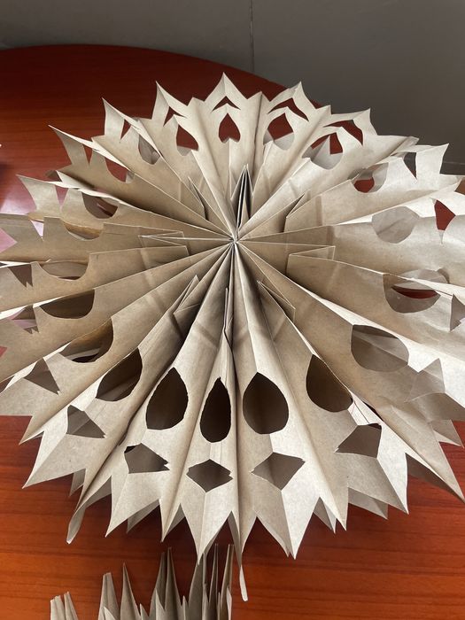 Снежинки из крафтовой бумаги