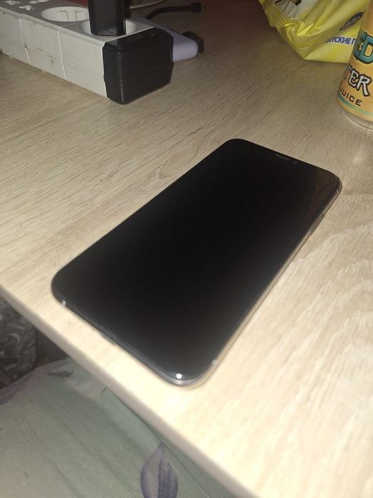 iPhone XS белый.