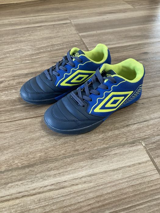 Футболни обувки стоножки