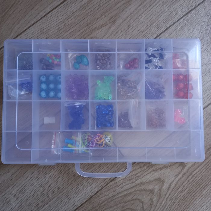 Контейнер с бисером и бусами