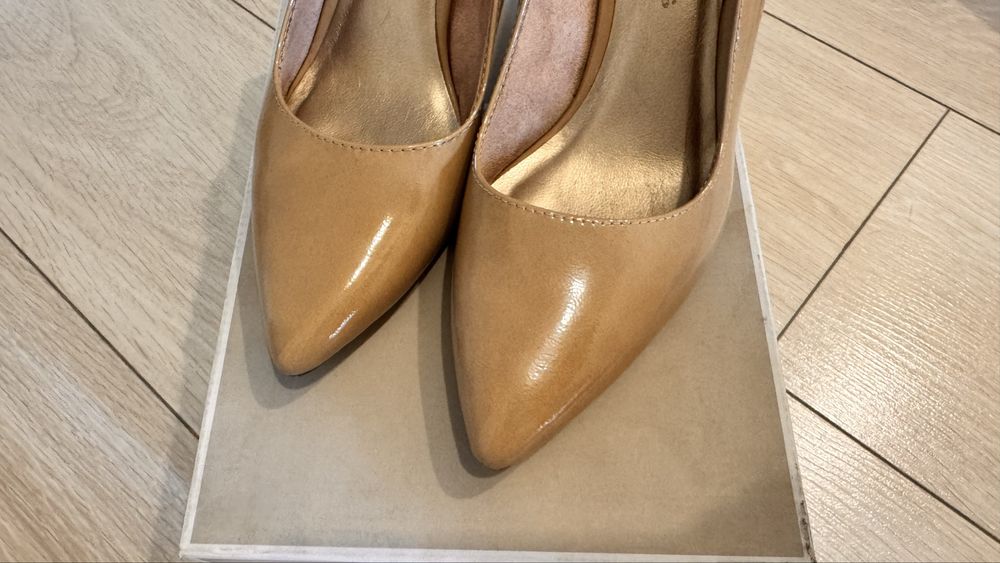 Лакированные туфли-лодочки с острым носом на среднем каблуке Tamaris