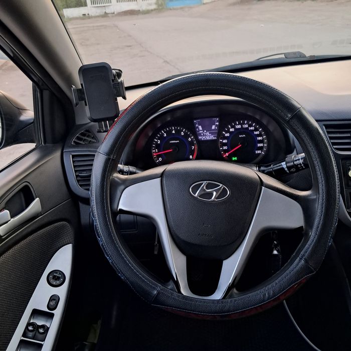 Хундай акцент  2013 год 1,6