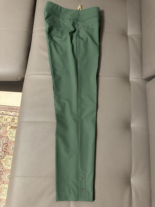 Брюки модного цвета