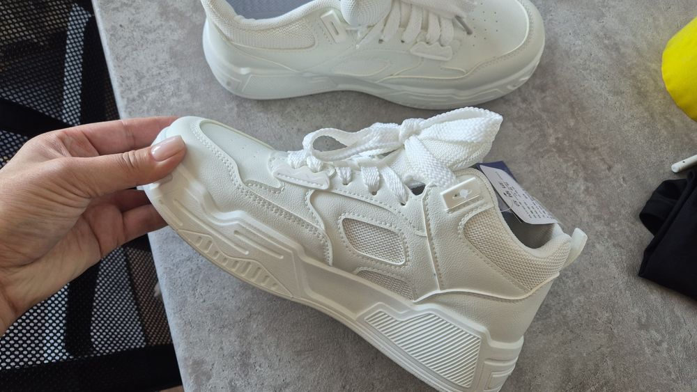 Стильные кроссовки