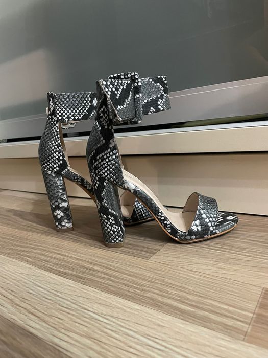 Босоножки на каблуке