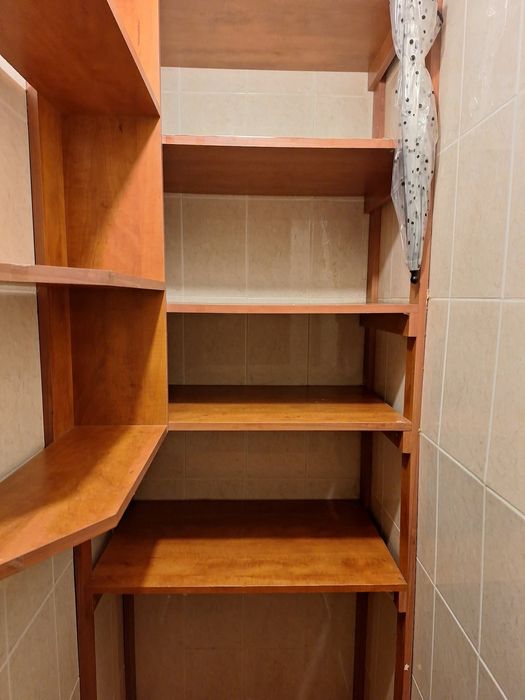 Donez mobilă stare bună: bibliotecă sufragerie, mobilă hol, debara.