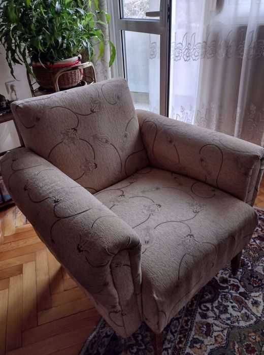 Ретро реновирани фотьоил и табуретка