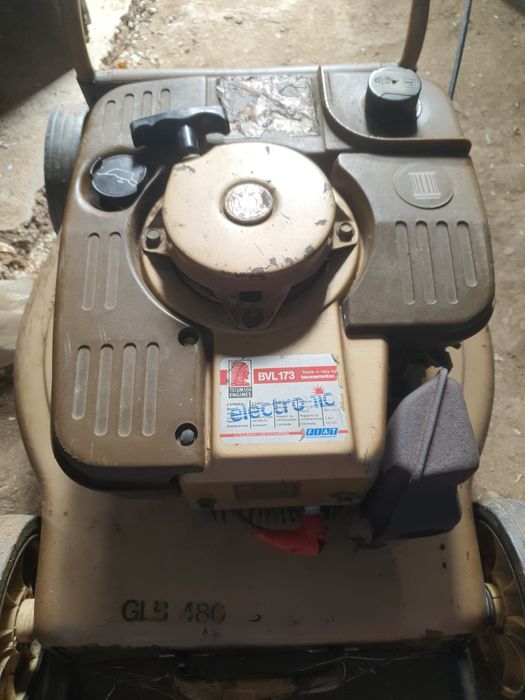 Mașină de tuns iarba