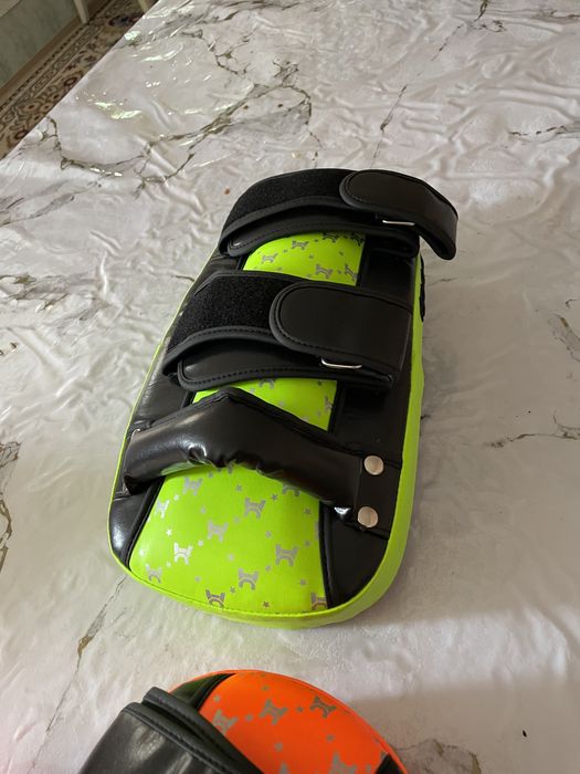 Боксерские перчатки,шлем,лапы