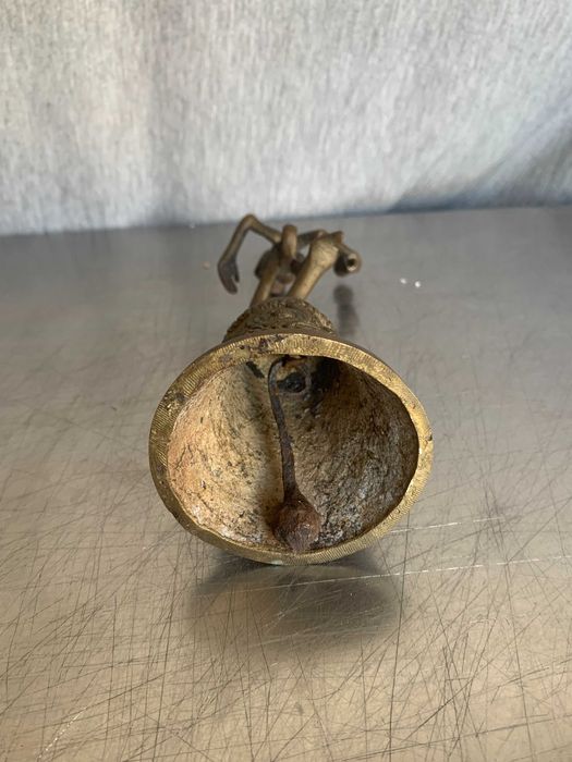 стара бронзова фигурка във формата на камбана,