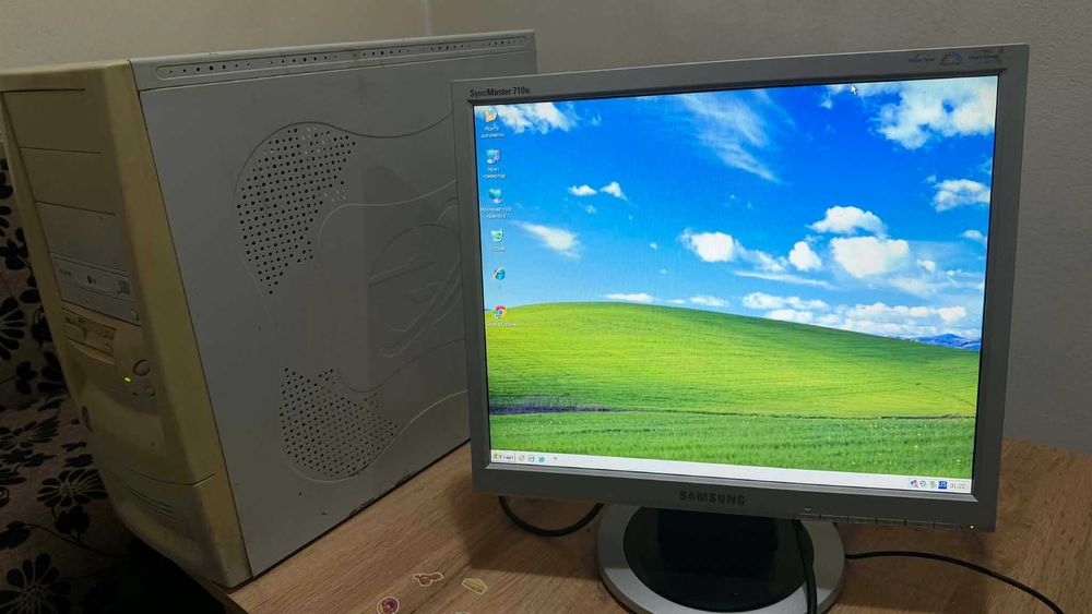 Ретро компютър със 17" Samsung монитор – Geforce 2 MX, Floppy, CD-ROM