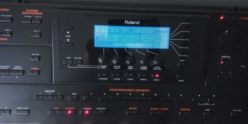 Синтезатор Roland G-800 в оригинално състояние