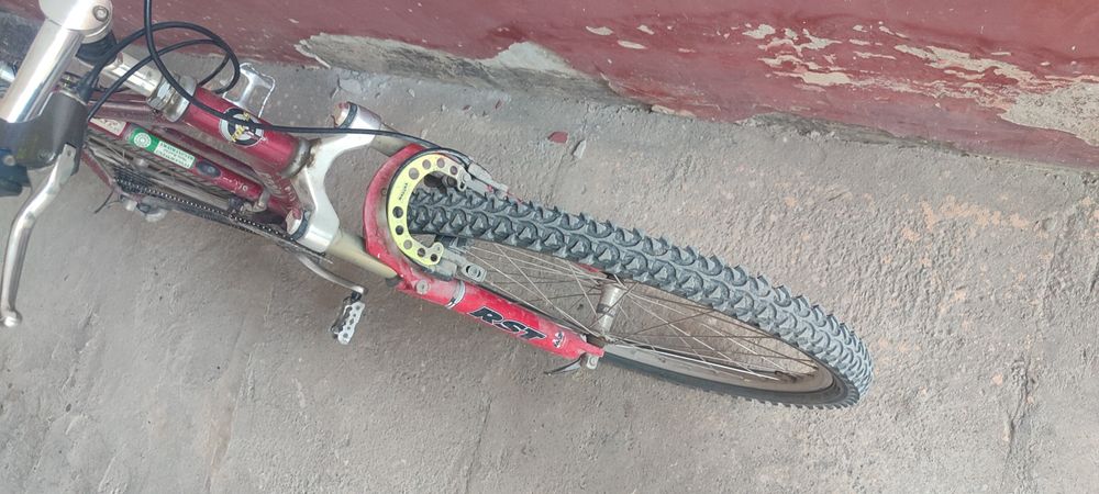 Велосипед красный скоростной полуспортивный