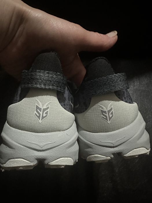Adidasi HOKA pentru alergare