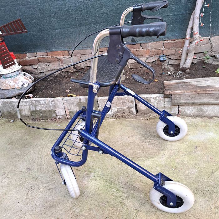 Проходилка за възрастни Ролатор