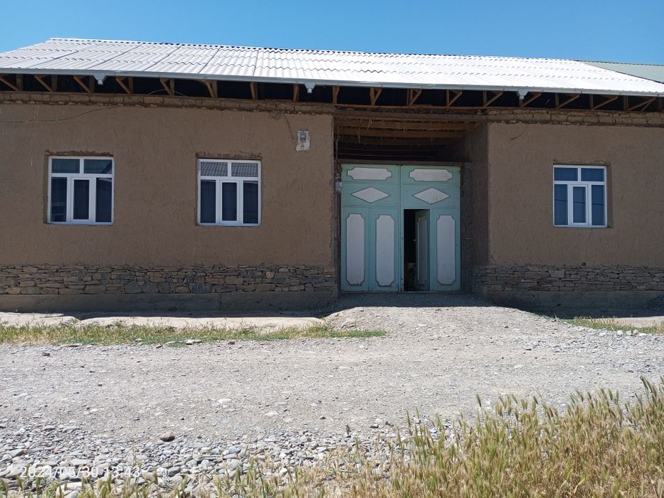 Уй сотилади участка 4 хонаси бор яшаш учун газ свет сув бор дакументла