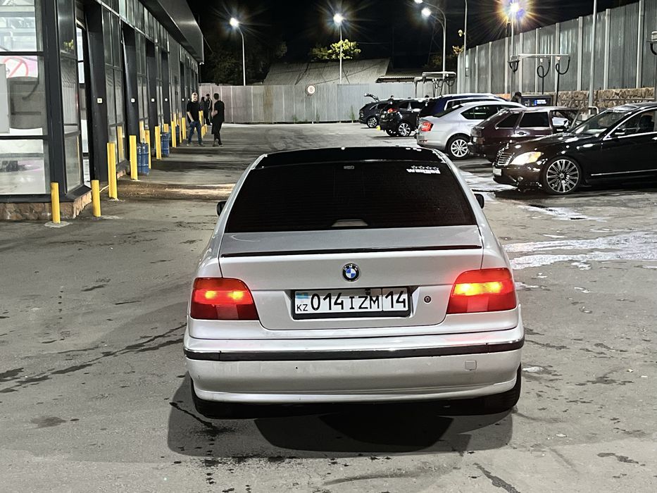 BMW E39 523i.