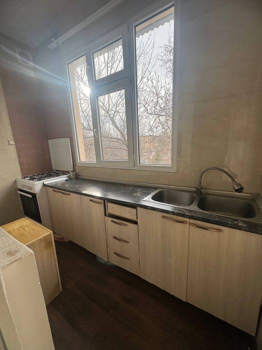 Продажа 1/3/4 массив Феруза. 
Мирзо Улугбекский район.
Средний ремонт