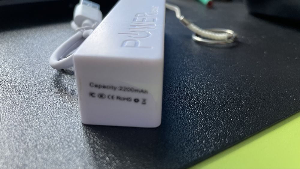 Baterie externa cu breloc