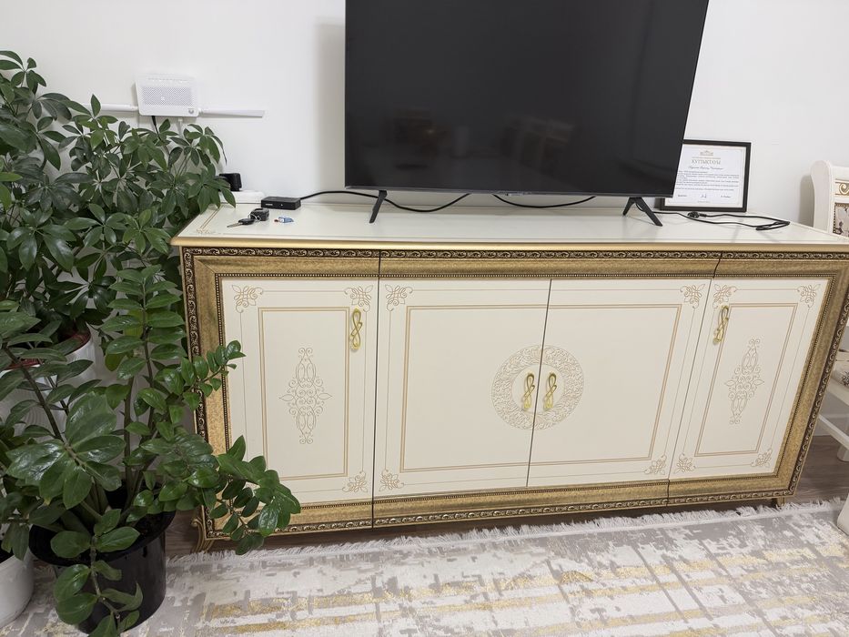 Большой камод для посуды