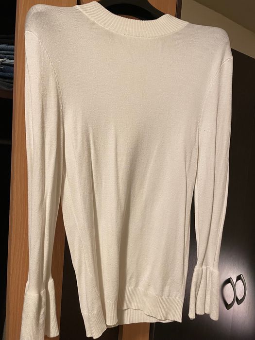 Pulover/ bluză ZARA pe alb cu guler turtleneck pe alb