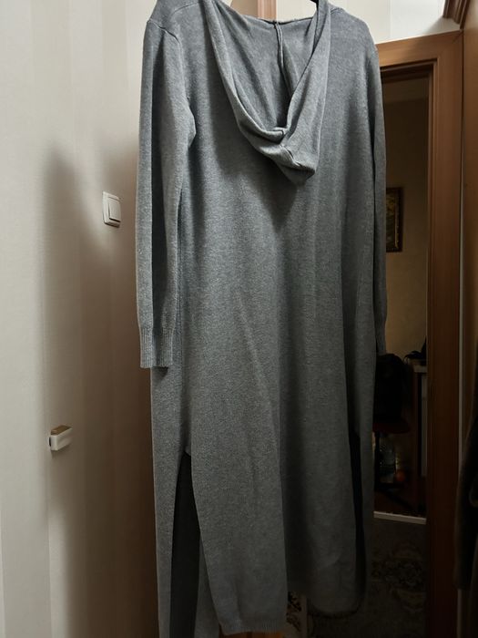 Серый кардиган.