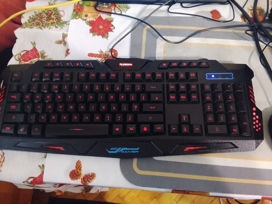 Tastatura de gaming cu lumini