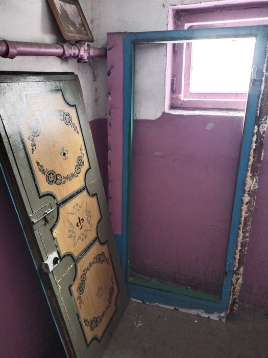 Железный дверь синего цвета